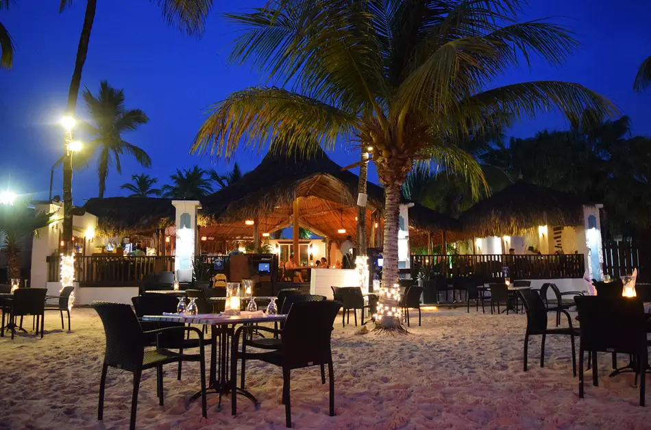 Barefoot Restaurant in Aruba at night