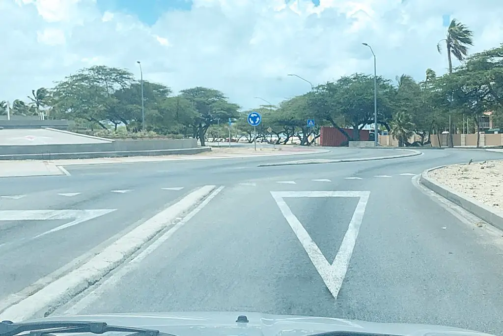 roundabout with lane divider in Aruba